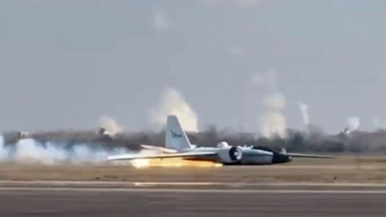Ein Flugzeug der NASA landet nach einem Problem mit dem Fahrwerk auf dem Bauch